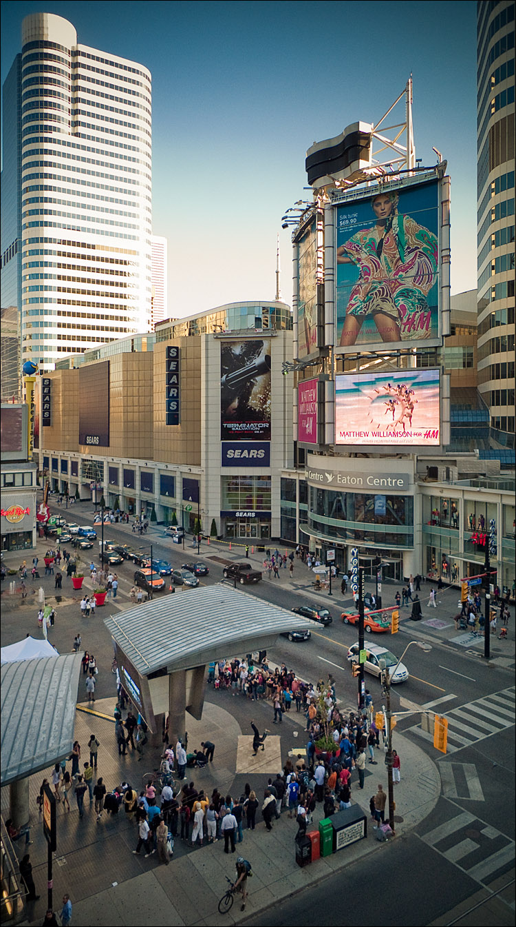 dundas-square_dancer_tall_billboards_lx3_01