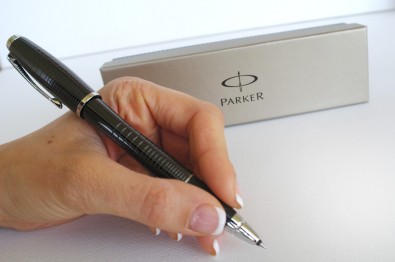 Parker-IM-pen-in-hand
